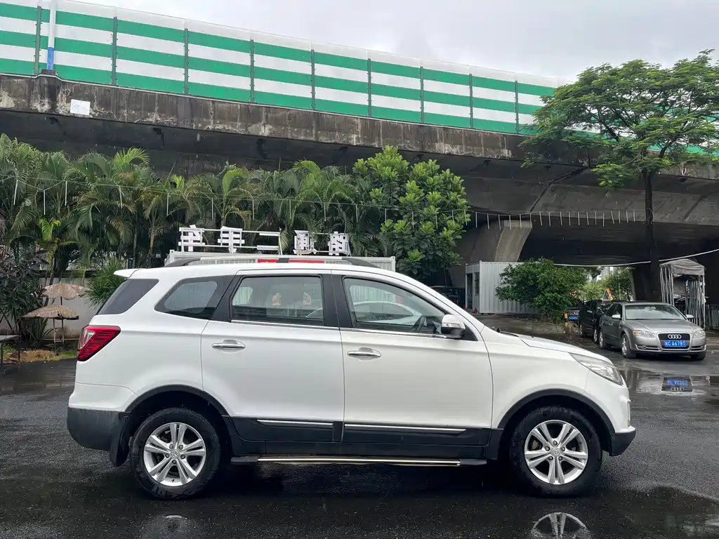 BAIC Huansu S3 1.5 L Luxury CN-V