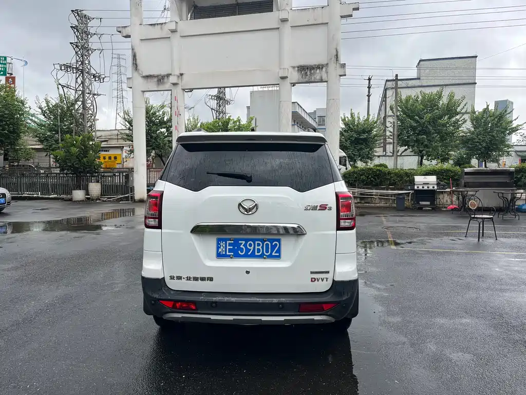 BAIC Huansu S3 1.5 L Luxury CN-V