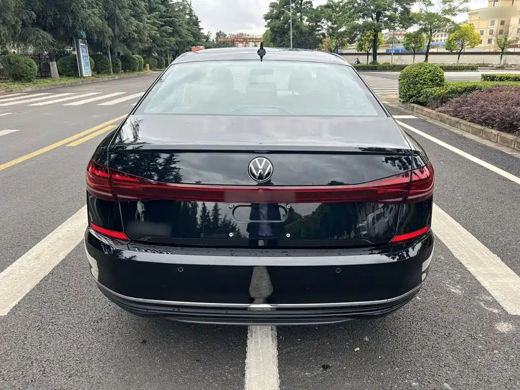 Passat Outstanding 280 TSI Business