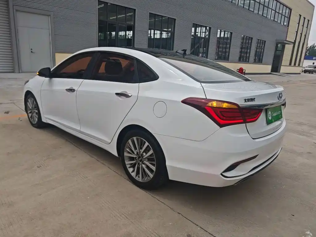 Mistra 1.8 L Auto Distinguished DLX CN-V