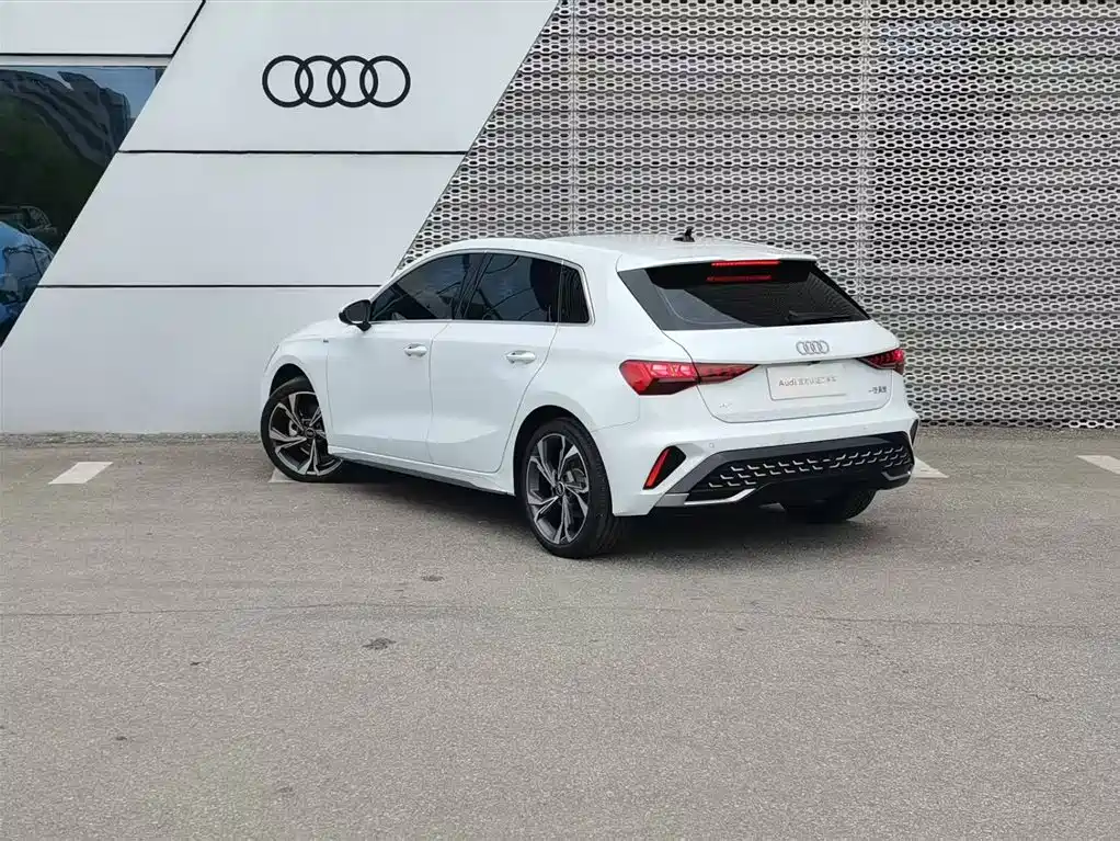 Audi A3 Sportback 35 TFSI Flying Spur Premium