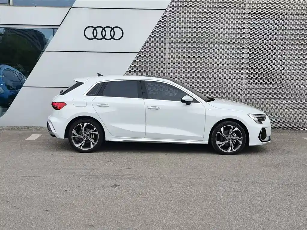 Audi A3 Sportback 35 TFSI Flying Spur Premium