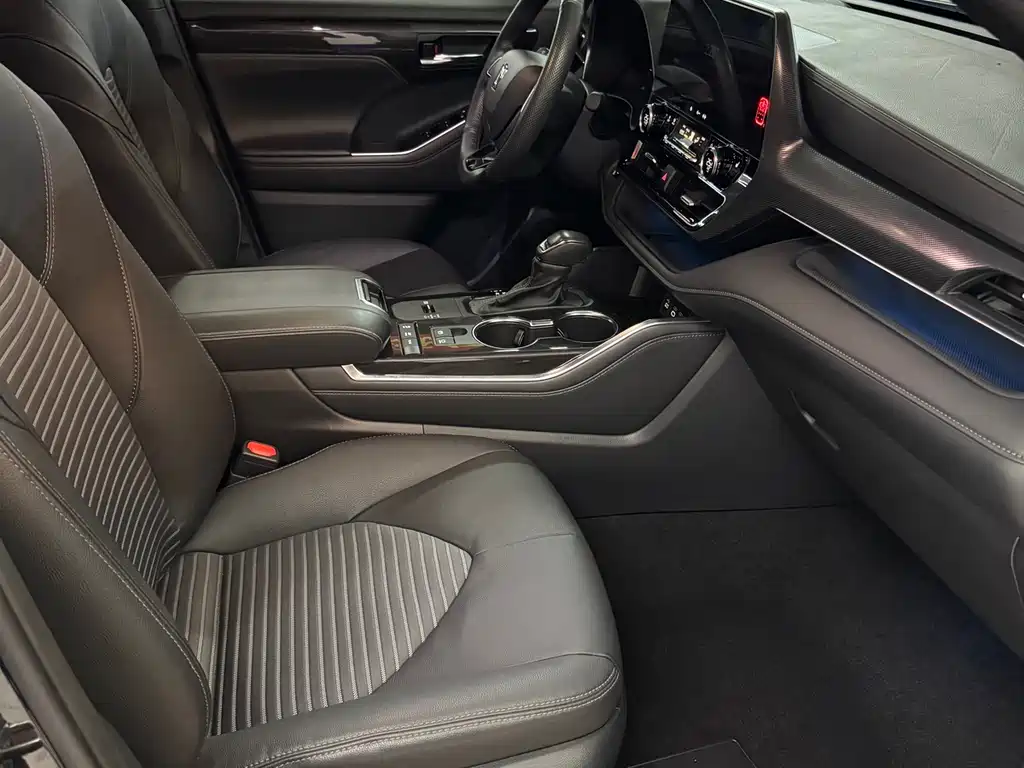 Crown Kluger 2.5 L HEV 4 WD Distinguished