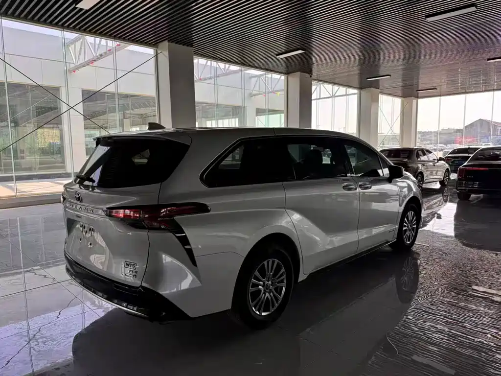 Sienna 2.5 L Hybrid Luxury