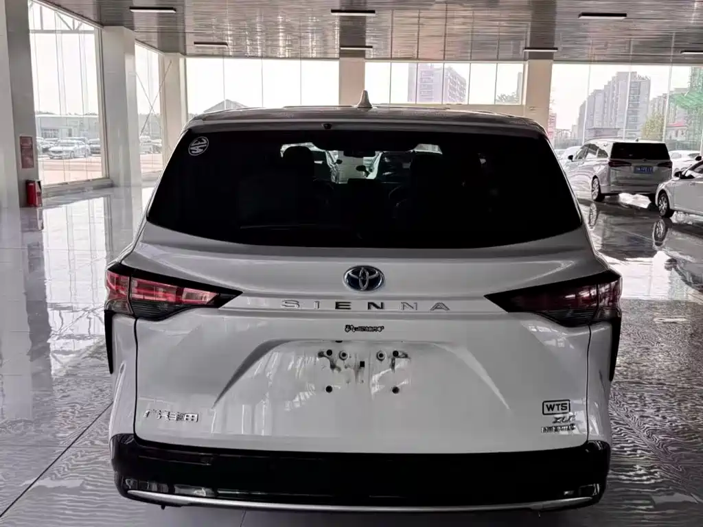 Sienna 2.5 L Hybrid Luxury