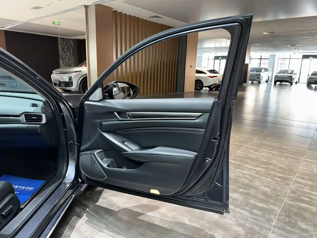 Accord Sharp· Hybrid 2.0 L Phantom Night · Sharp Smart