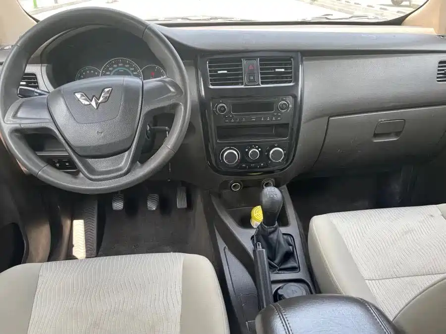 Wuling Rongguang V 1.5 L Standard