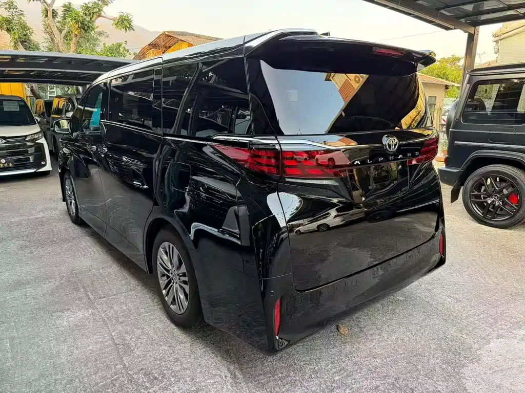Alphard Dual Engine 2.5 L Premium Enjoyment · Gold