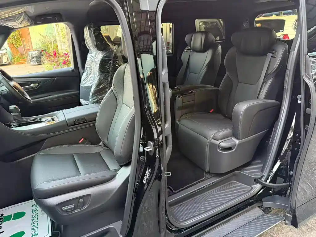 Alphard Dual Engine 2.5 L Premium Enjoyment · Gold