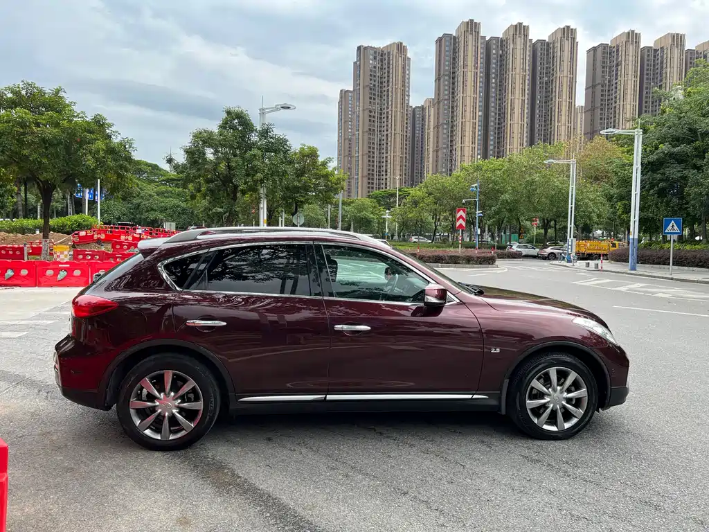 Infiniti QX50 2.5 L Joy