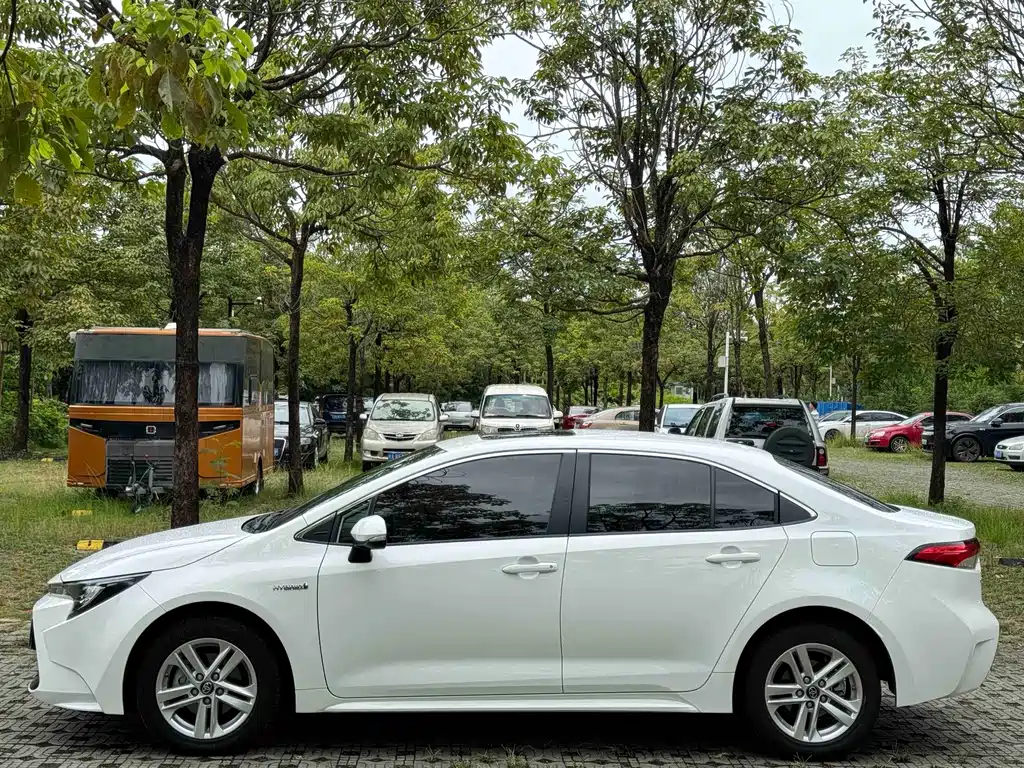 Levin Dual Engine 1.8 H E-CVT Luxury