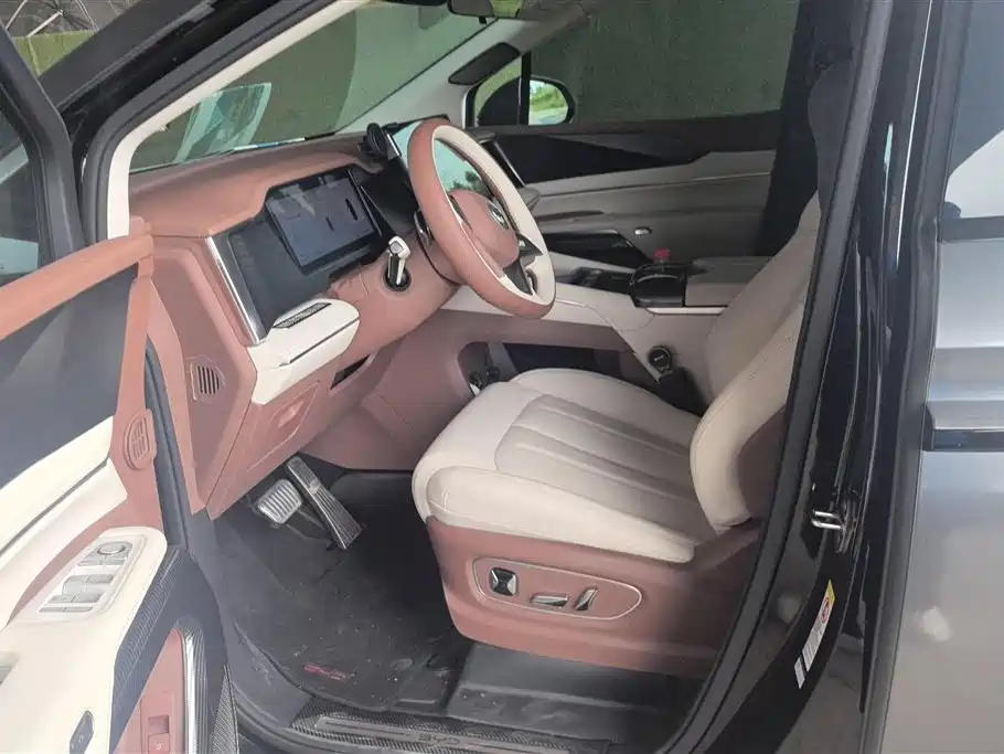 Xia DM-i 1.5 T 180 km Transcend