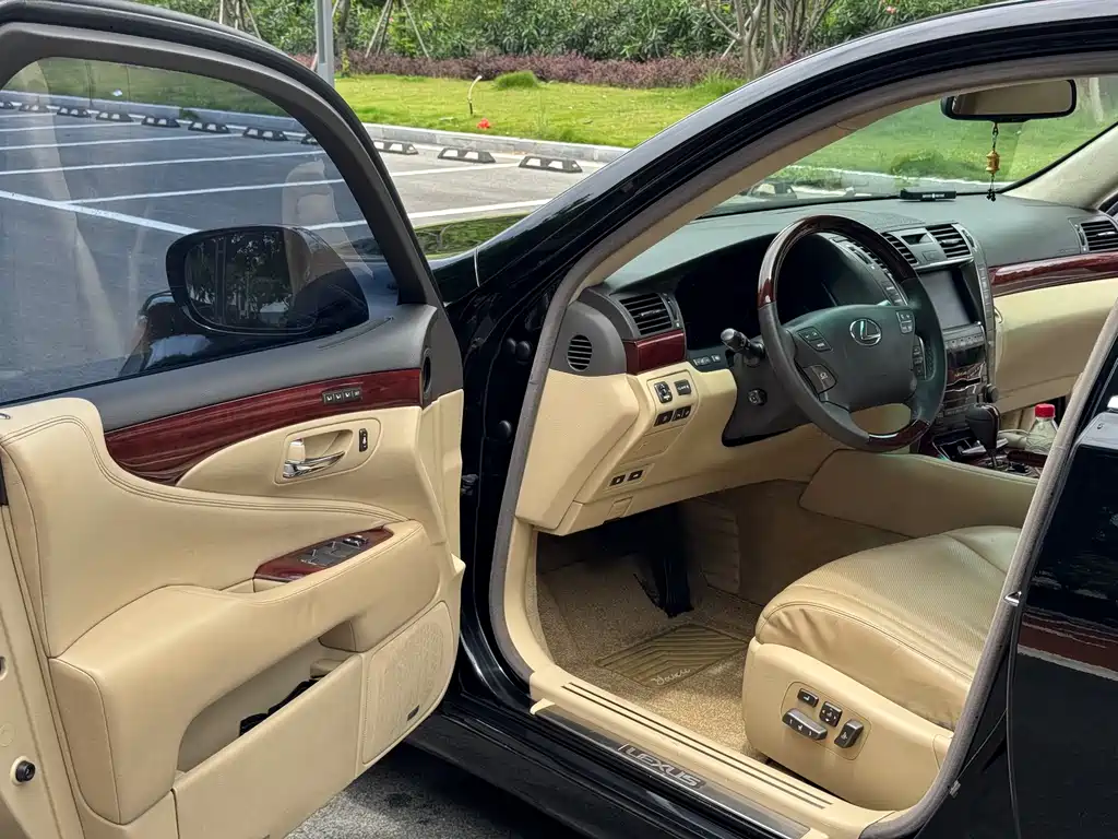 Lexus LS 460 L Distinguished