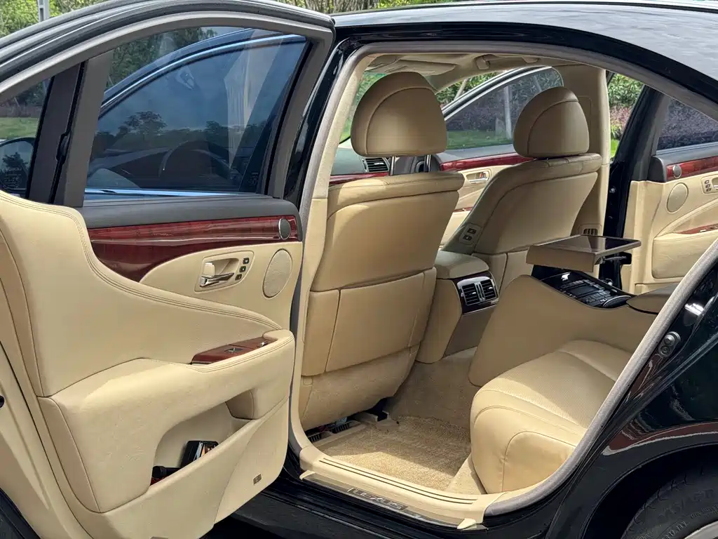 Lexus LS 460 L Distinguished