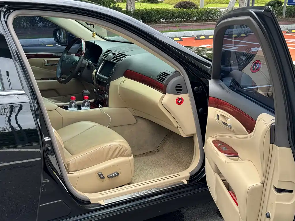 Lexus LS 460 L Distinguished