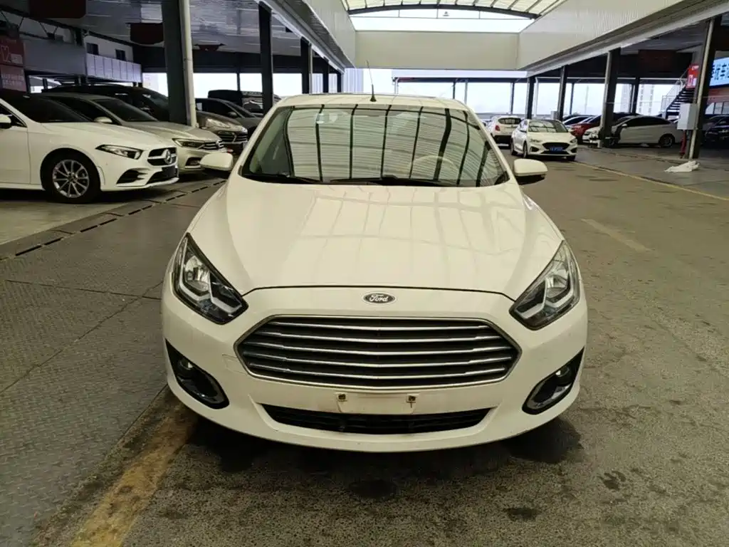 Escort 1.5 L Auto Fashion