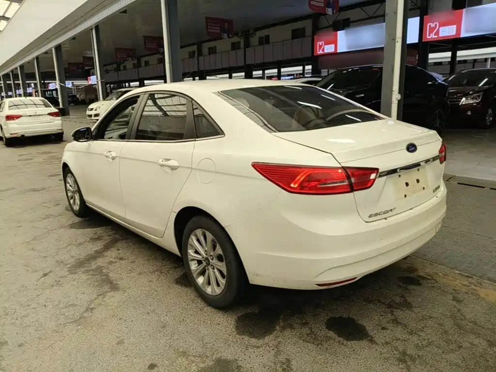Escort 1.5 L Auto Fashion