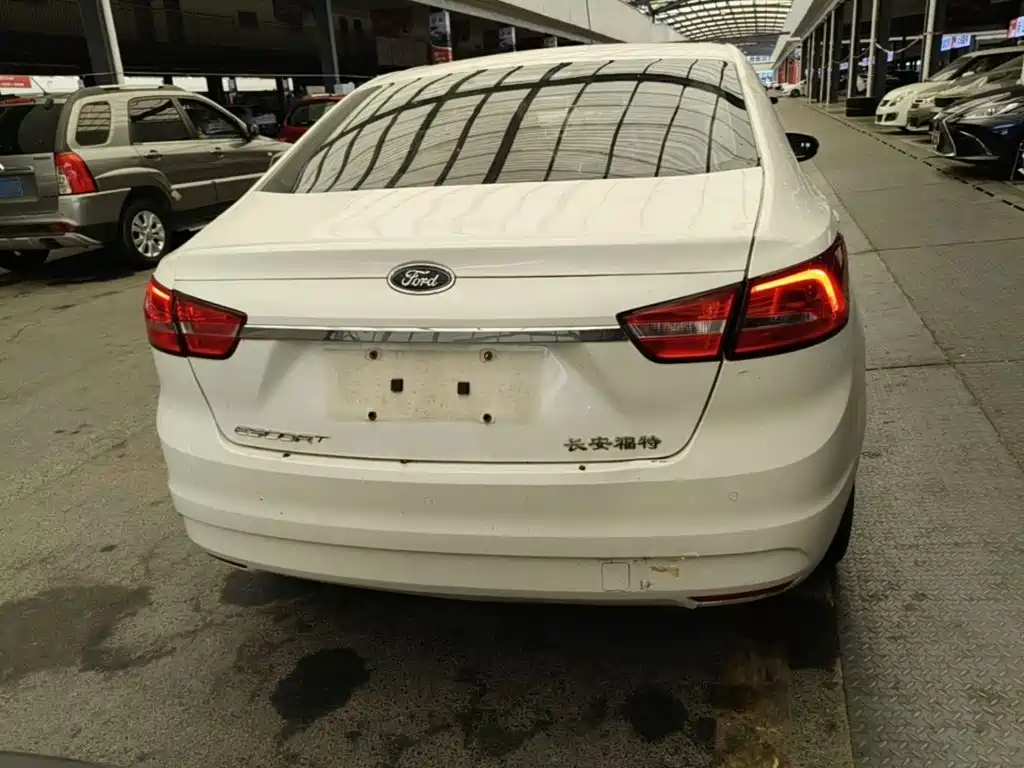 Escort 1.5 L Auto Fashion