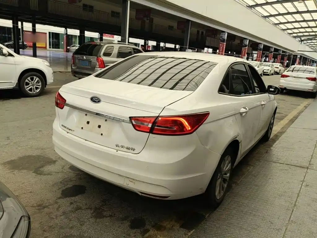 Escort 1.5 L Auto Fashion