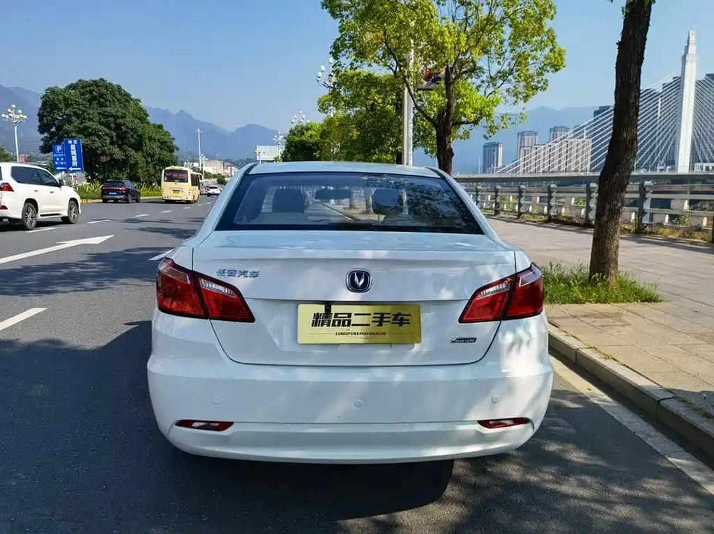 Eado 1.6 L Manual Luxury CN-IV