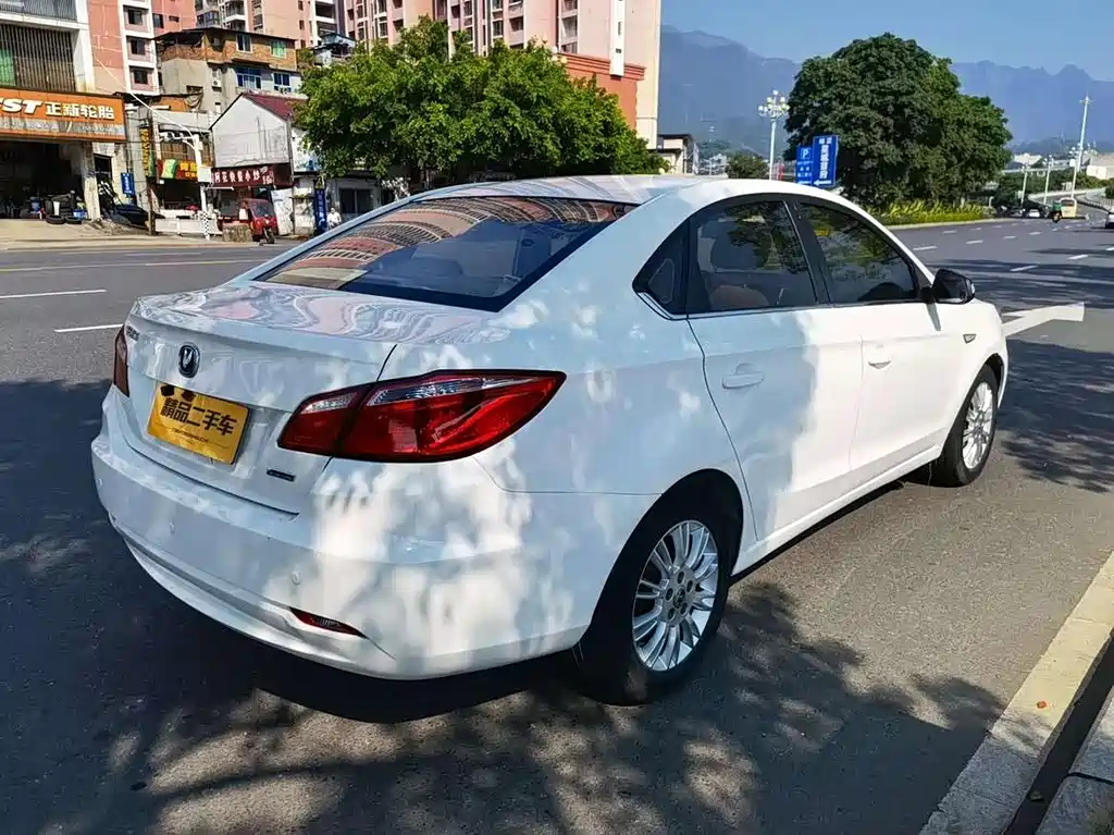 Eado 1.6 L Manual Luxury CN-IV