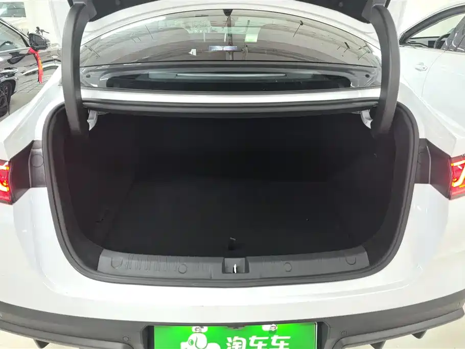 Qin L DM-i Smart Drive 80 KM Leading