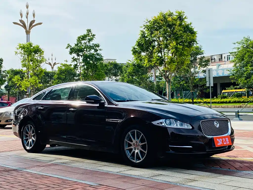 Jaguar XJ XJL 2.0 T 2 WD Graceful Business