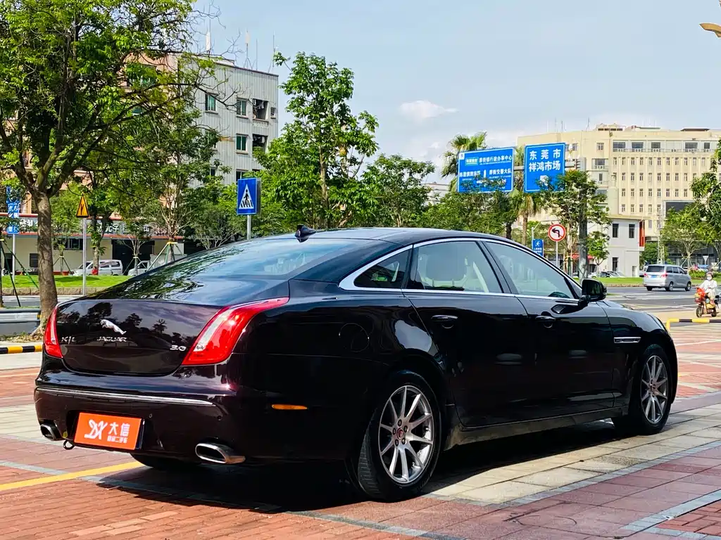 Jaguar XJ XJL 2.0 T 2 WD Graceful Business