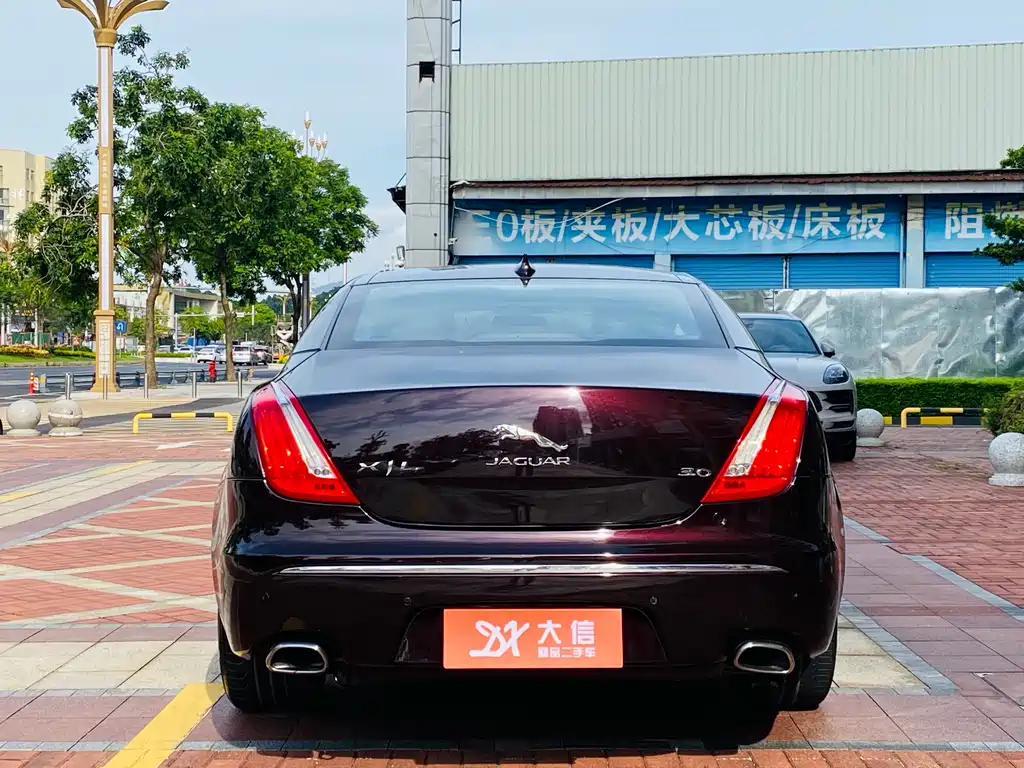 Jaguar XJ XJL 2.0 T 2 WD Graceful Business