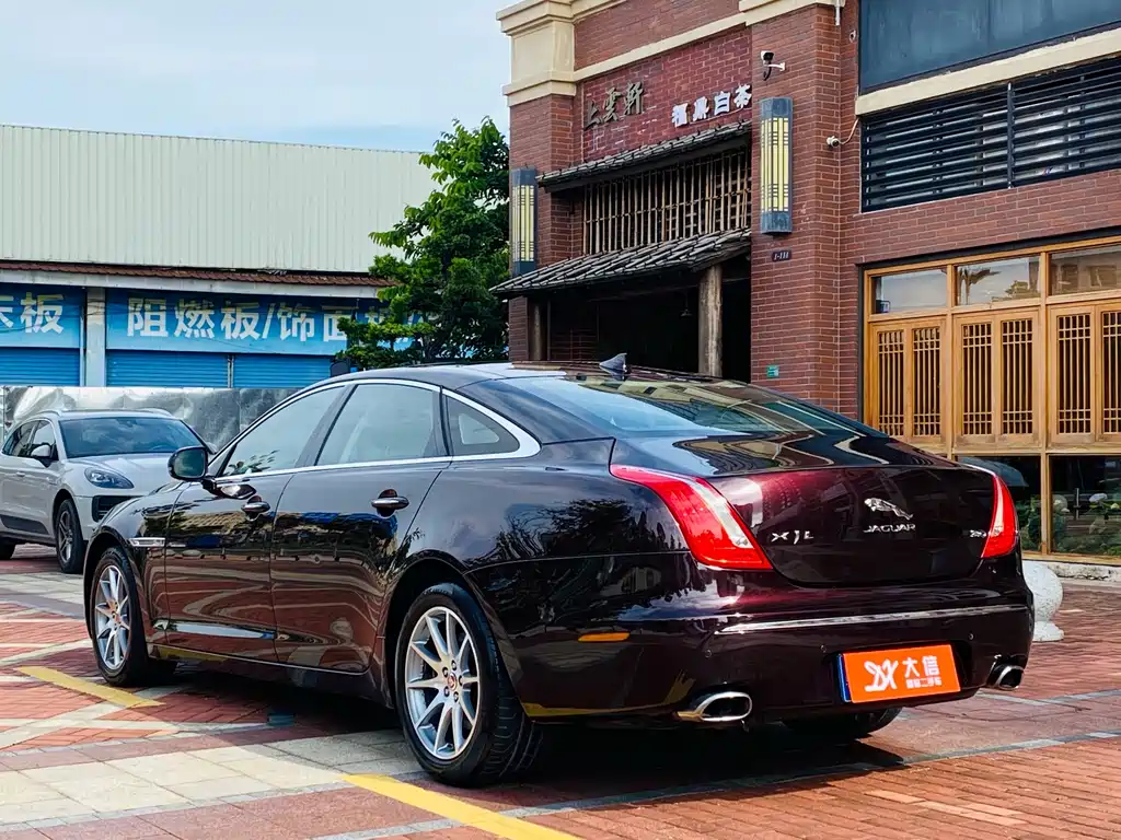 Jaguar XJ XJL 2.0 T 2 WD Graceful Business