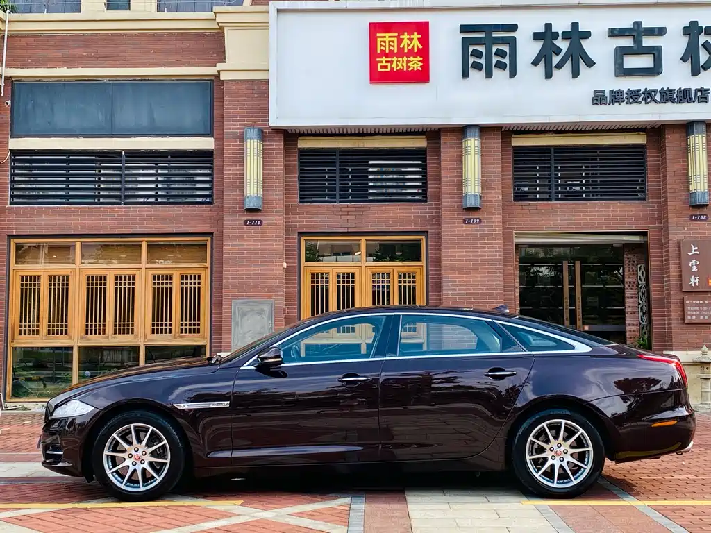 Jaguar XJ XJL 2.0 T 2 WD Graceful Business