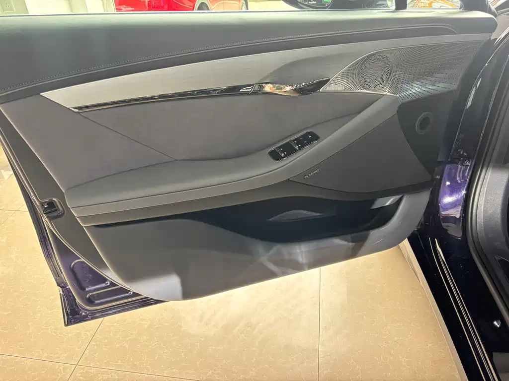 Voyah Zhuiguang PHEV 4 WD Ultra Long Range Executive