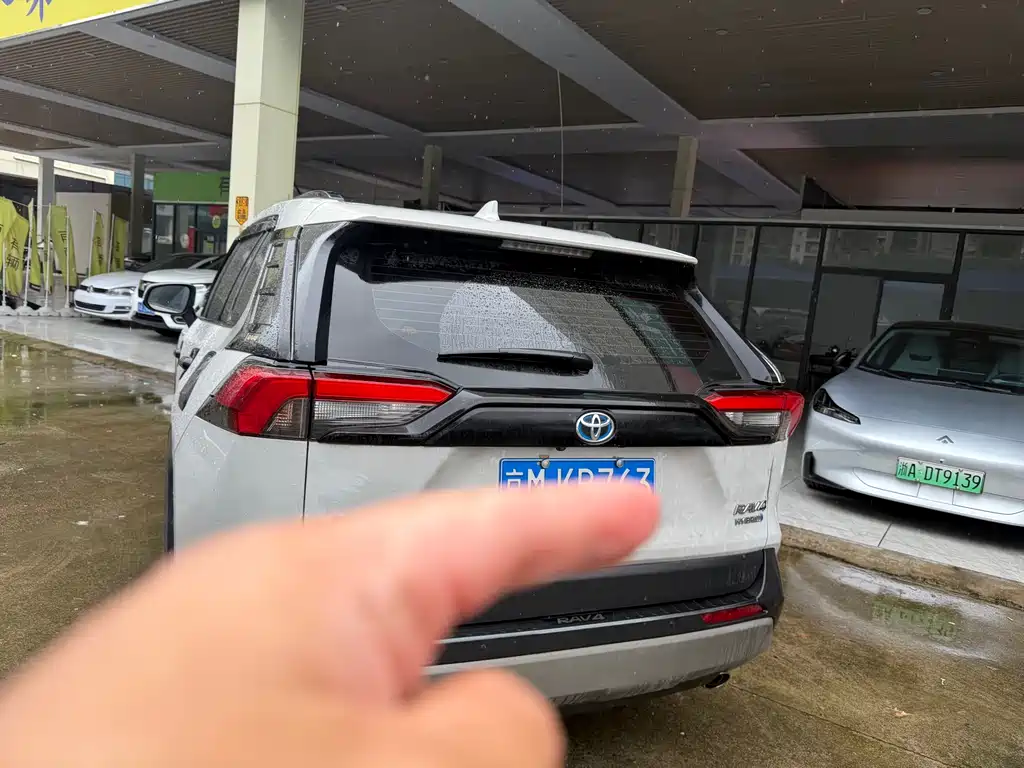 RAV4 Dual Engine 2.5 L E-CVT 4 WD Elite Plus