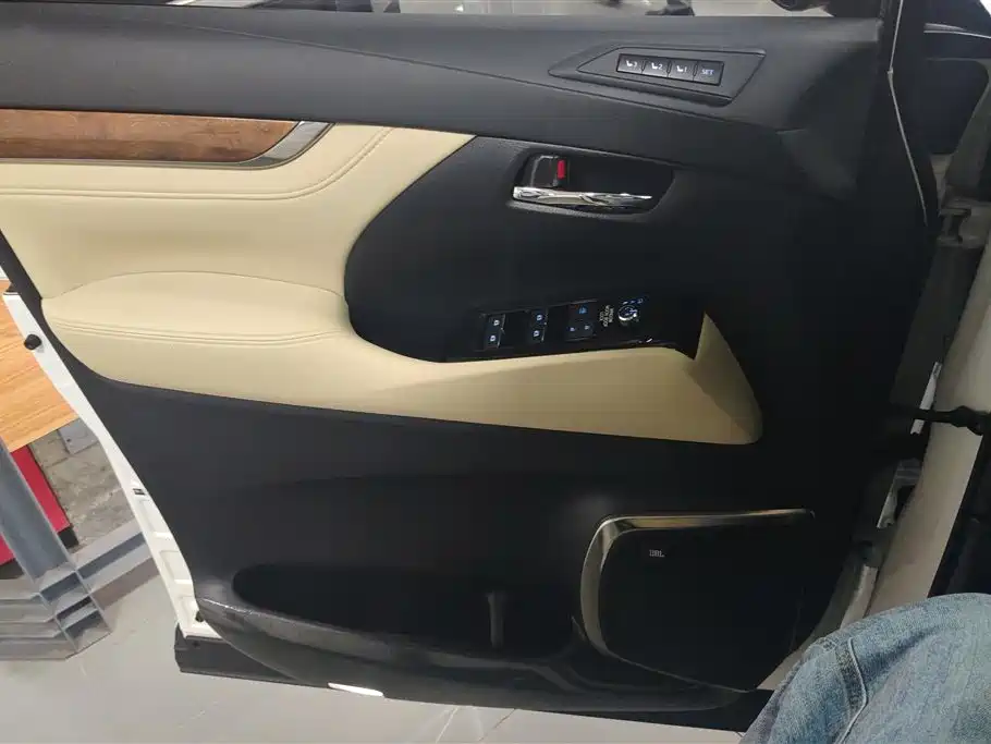 Alphard 3.5 L Distinguished