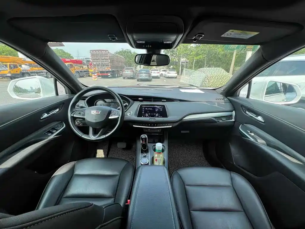Cadillac XT4 Facelift 28 T 2 WD Leading