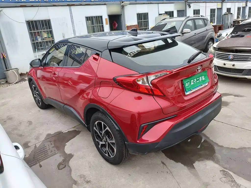 Toyota C-HR 2.0 L Leading