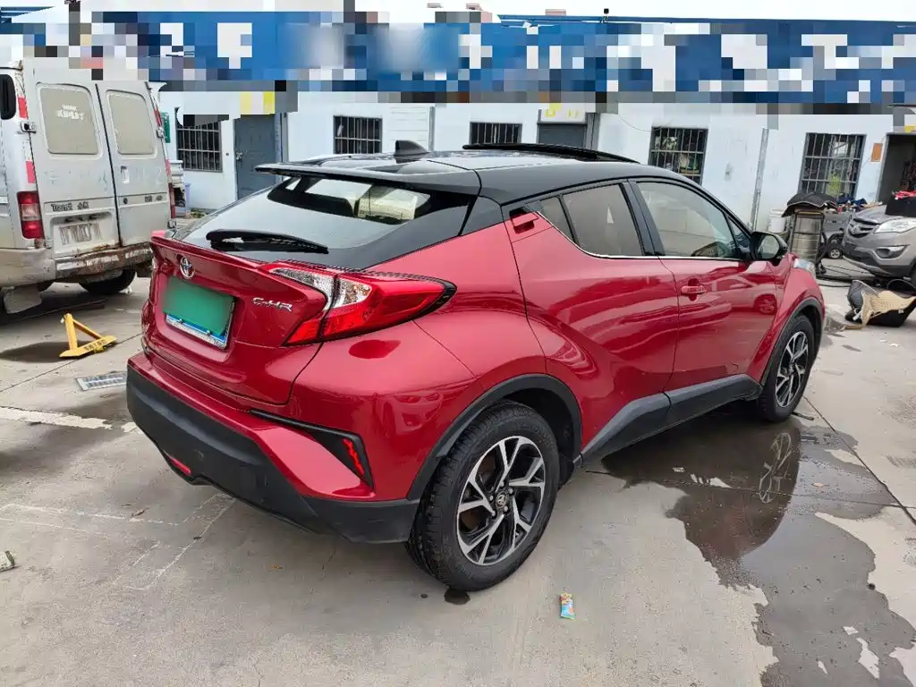 Toyota C-HR 2.0 L Leading