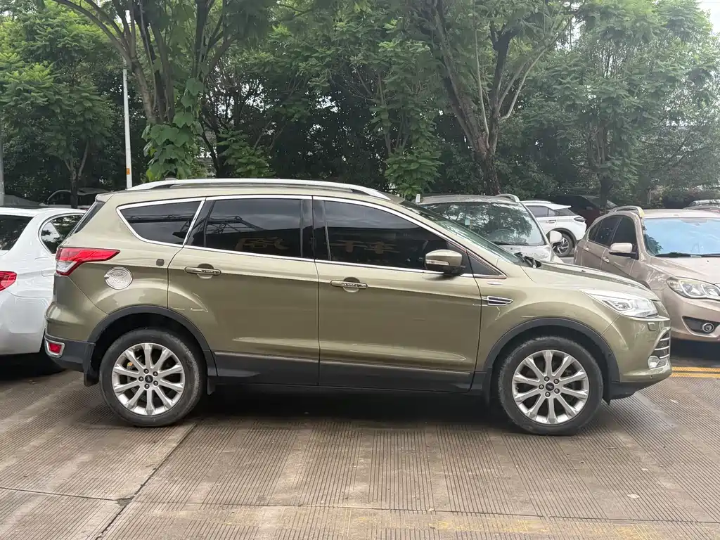 Kuga 2.0 L GTDi 4 WD Distinguished