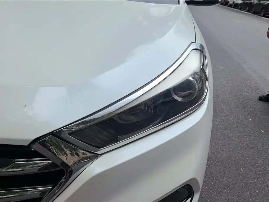 Tucson 途胜 2015款 1.6 T 双离合四驱尊贵型