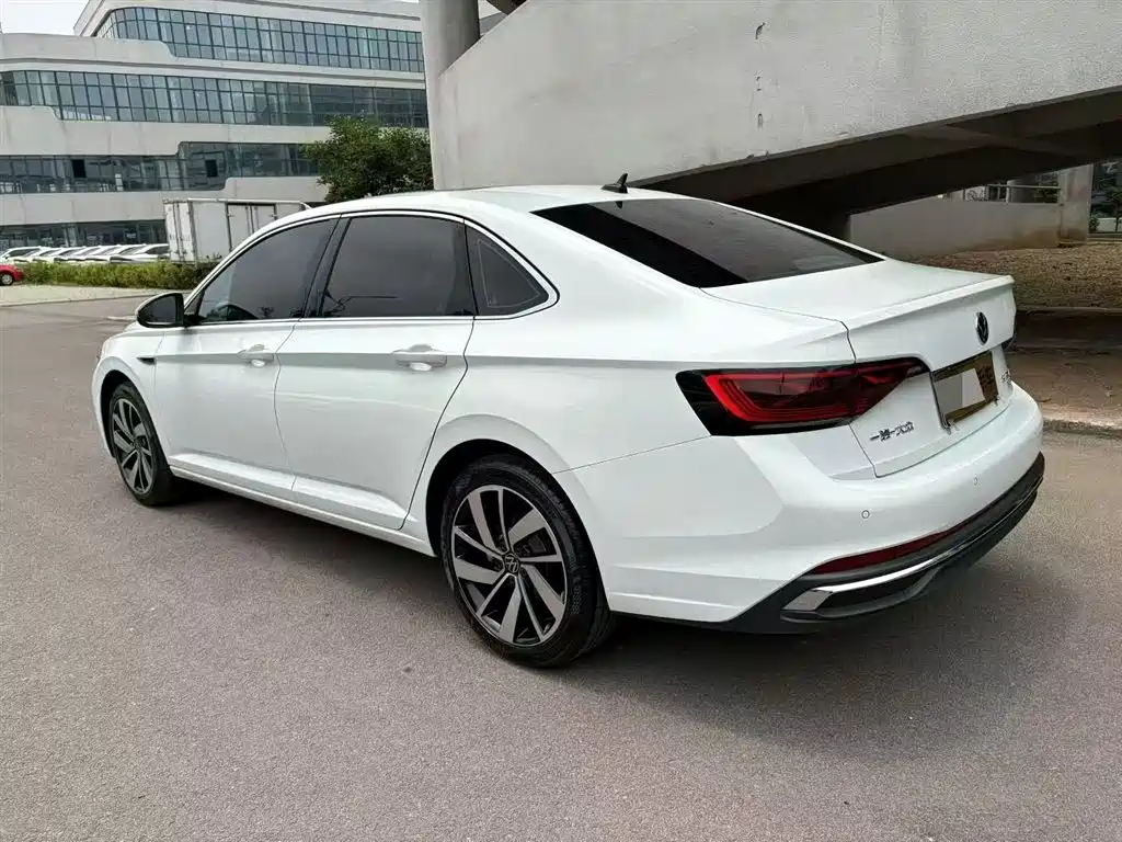 Sagitar Facelift 300 TSI DSG Transcend