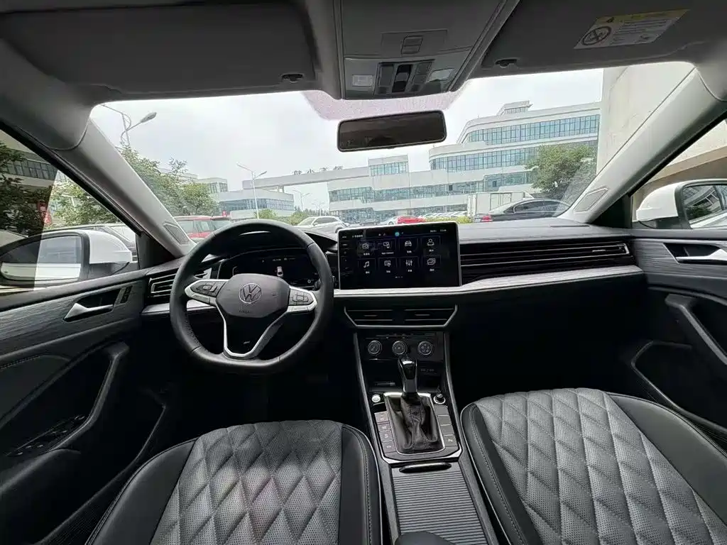 Sagitar Facelift 300 TSI DSG Transcend