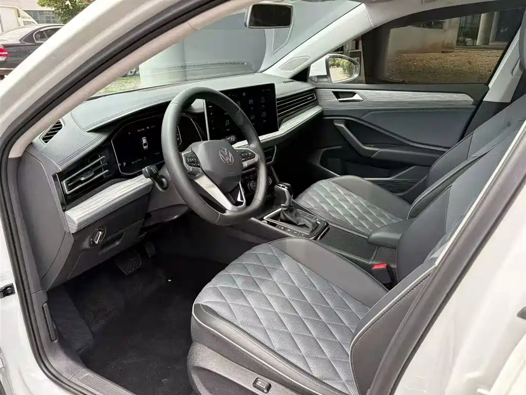 Sagitar Facelift 300 TSI DSG Transcend