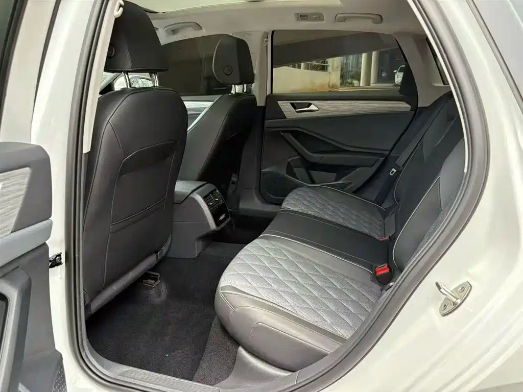 Sagitar Facelift 300 TSI DSG Transcend