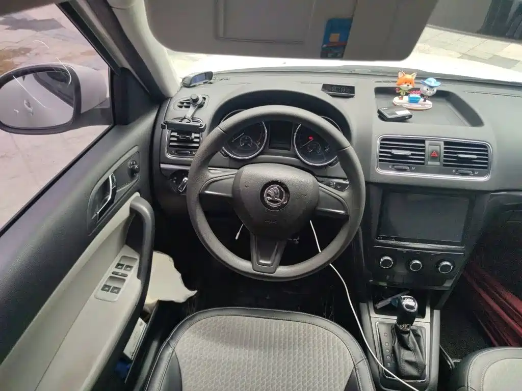 Yeti TSI280 DSG Forward