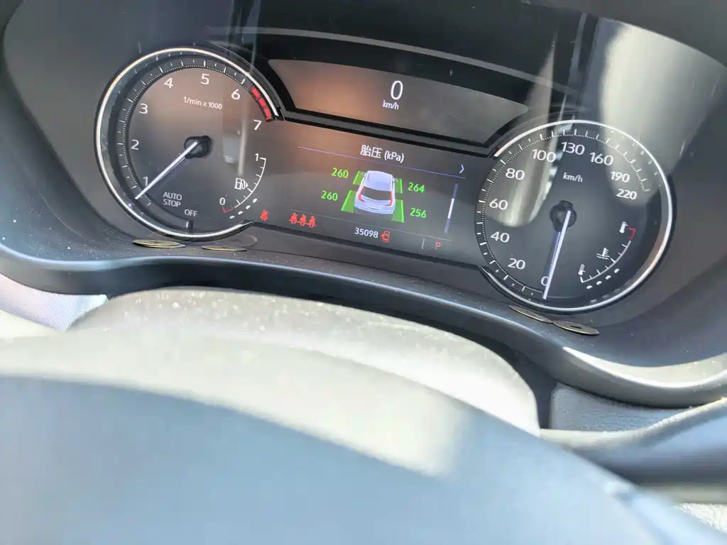 Cadillac XT4 28 T 2 WD Leading