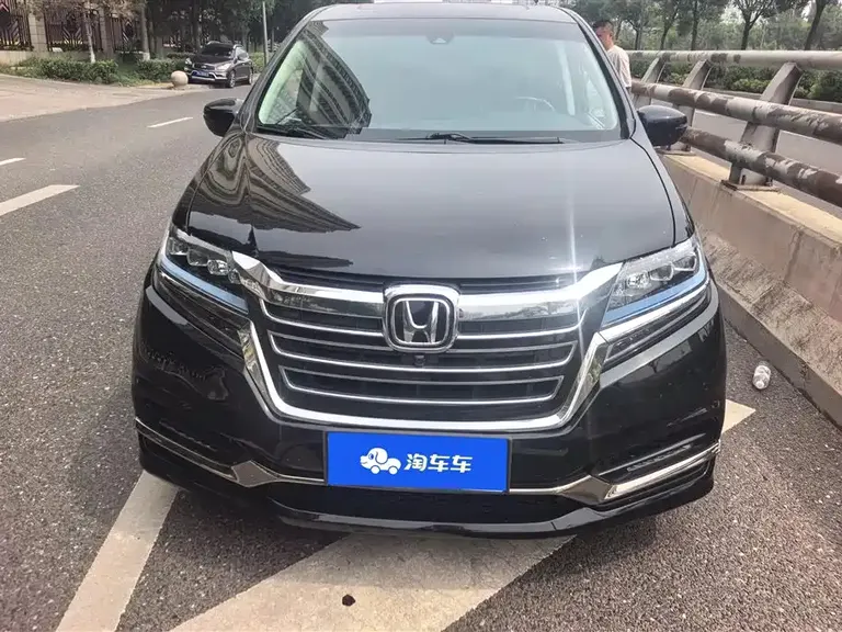 Honda Elysion 2.0 L Hybrid Supreme