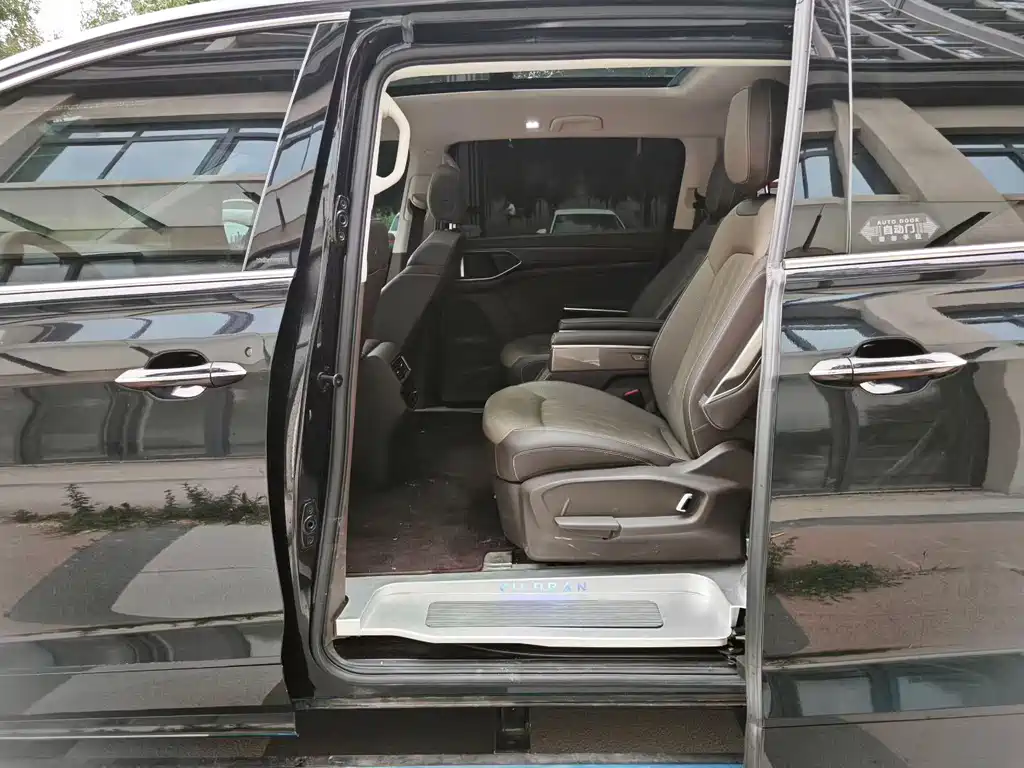 Viloran 330 TSI Luxury