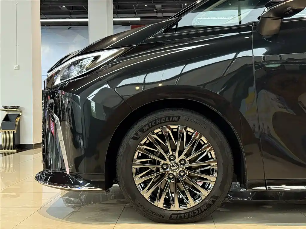 Lexus LM 500 h 6-seat Supreme