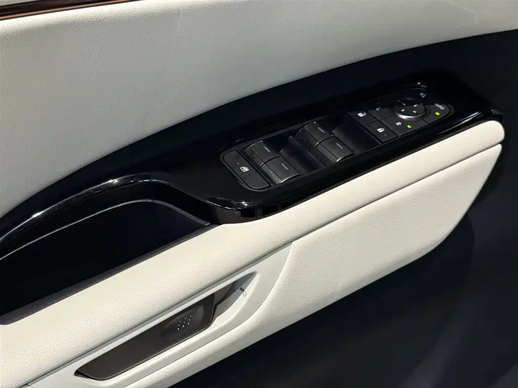 Lexus LM 500 h 6-seat Supreme
