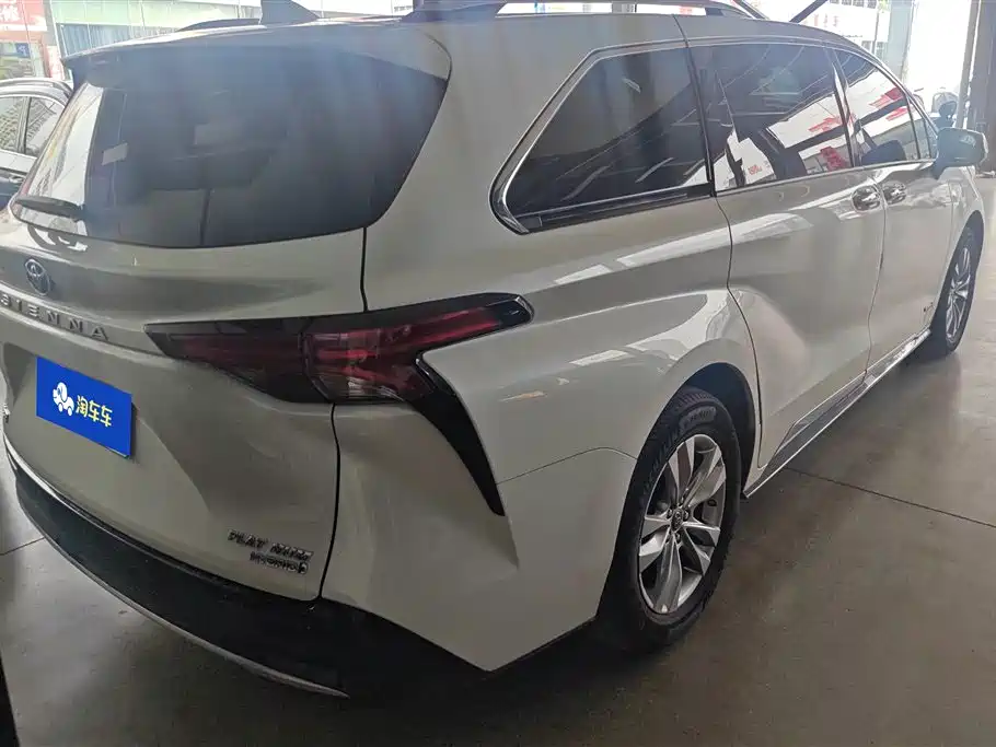 Sienna 2.5 L Hybrid Platinum